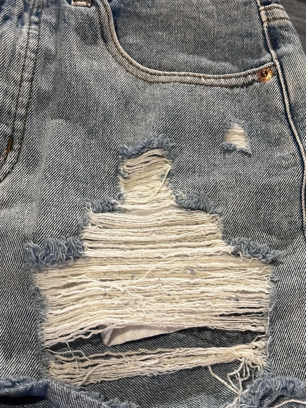 Signature 8 Distressed light Denim Shorts
